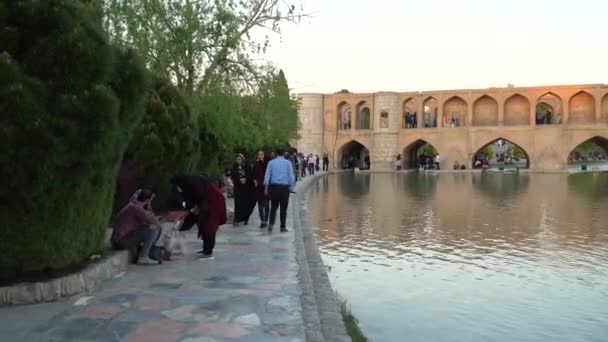 イスファハン イラン 2019年5月 イランの人々は エスファハンの最も古い橋の一つである33のアーチのSiosepolまたはBridgeの周りでリラックスしています — ストック動画
