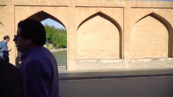 伊斯法罕 Isfahan Iran 2019年5月 伊朗人民走过Siosepol或33拱桥 伊斯法罕最古老的桥梁之一 — 图库视频影像