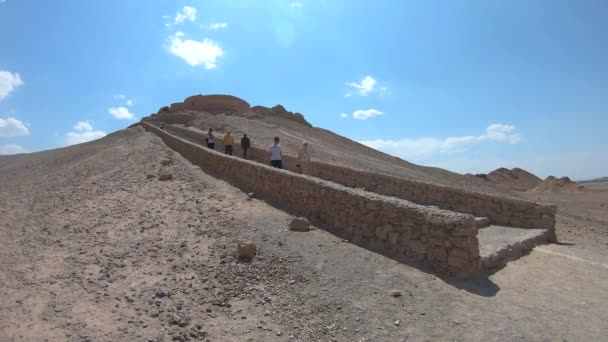 Yazd Iran Mei 2019 Wisatawan Berjalan Menuruni Tangga Reruntuhan Zoroastrians — Stok Video