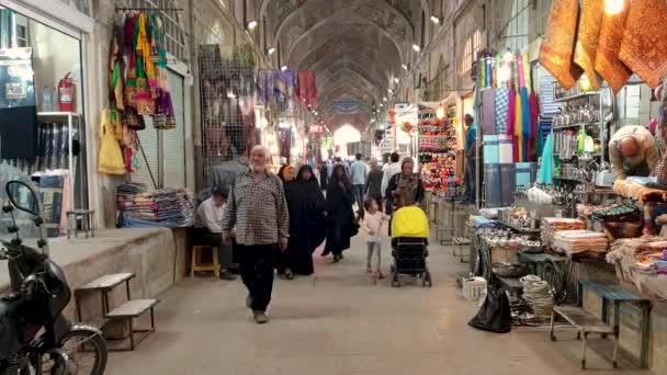 Isfahan Iran Mei 2019 Toeristen Lokale Bevolking Winkelen Bazar Bozorg — Stockvideo