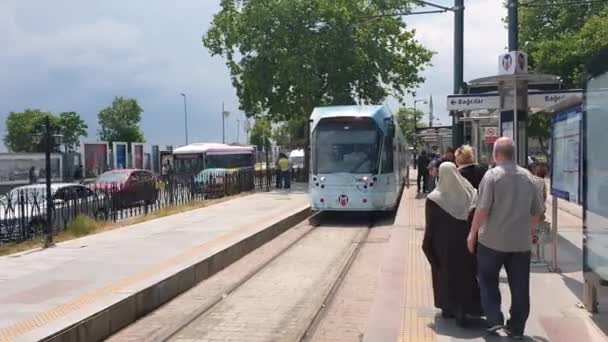 Istanbul Türkei April 2019 Zug Kommt Kabatas Tramstation Während Pendler — Stockvideo