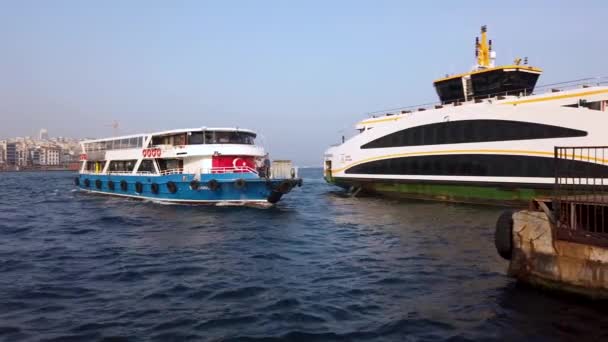 Estambul Turquía Noviembre 2019 Pequeño Barco Pasajeros Llega Muelle Lleno — Vídeo de stock