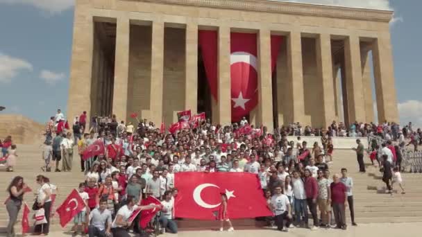 Ankara Turcja Sierpień 2019 Turecki Naród Tureckimi Flagami Przed Mauzoleum — Wideo stockowe