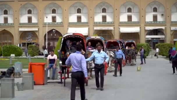 伊朗伊斯法罕 2019年5月 等待游客和伊朗人民乘坐的马车绕过伊斯法罕纳什 贾汉广场 也被称为伊玛目广场 — 图库视频影像