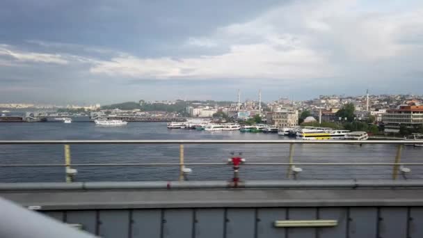 トルコ イスタンブール 2019年12月 ゴールデンホーンを見下ろすハルク地下鉄橋を渡りながら列車の窓からの眺め — ストック動画