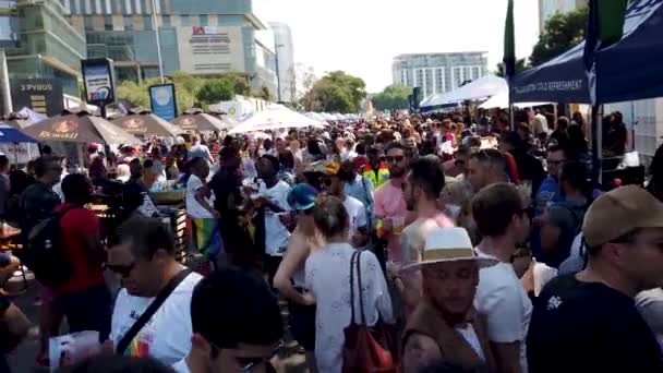 Johannesburgo Sudáfrica Octubre 2019 Gente Abarrotada Socializando Bebiendo Marcha Del — Vídeo de stock