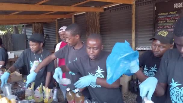 Joanesburgo África Sul Outubro 2019 Grupo Homens Preparando Vendendo Bebida — Vídeo de Stock