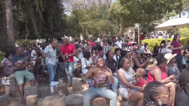 Johannesburg Sudafrica Ottobre 2019 Sudafricani Ascoltano Musicista Sul Palco Mentre — Video Stock