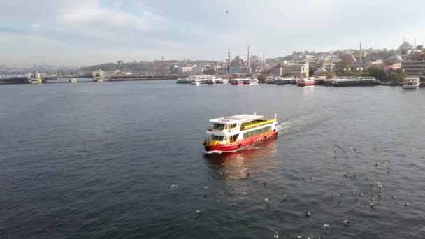 Istanbul Turkiet December 2018 Passagerarbåt Seglar Golden Horn — Stockvideo