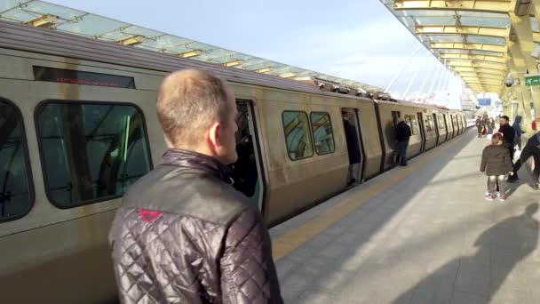 Istambul Turquia Dezembro 2019 Passageiros Que Embarcam Bonde Estação Metrô — Vídeo de Stock