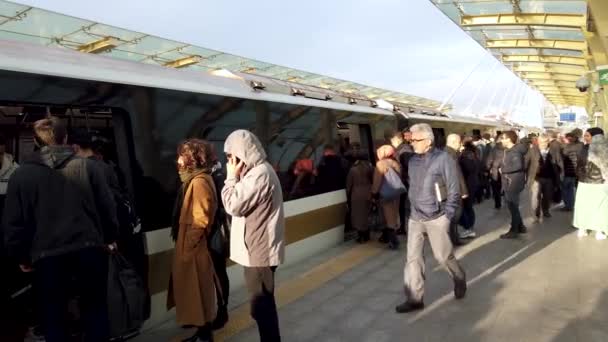 นวาคม 2019 โดยสารข นรถรางท สถาน รถไฟใต นฮาล การขนส งสาธารณะท งในอ — วีดีโอสต็อก