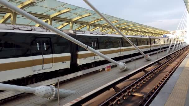 Istanbul Turkije December 2019 Trein Arriveert Bij Metrostation Halic Terwijl — Stockvideo