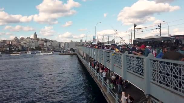 Стамбул Туреччина 2018 Жовтня Рибалки Мосту Галата Еміньоню — стокове відео