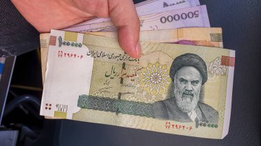 İran Riyali el ele tutuşması.