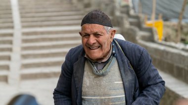 İran 'ın Masuleh köyünde küçük bir yoldaki yaşlı bir İranlı' nın portresi