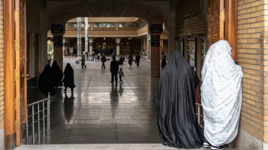 İran 'ın Qom kentindeki Fatima Masumeh Tapınağı' nın girişine doğru yürüyen İranlı kadınlar