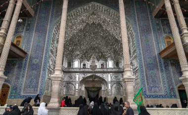 İran 'ın Qom kentindeki Fatima Masumeh Tapınağı' nda ziyaretçiler ve ibadet edenler