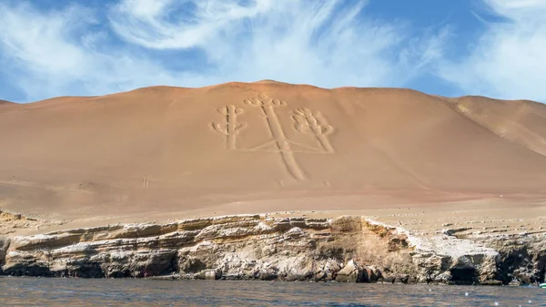 Antica figura del candelabro su larga scala nel parco nazionale di Paracas — Foto Stock