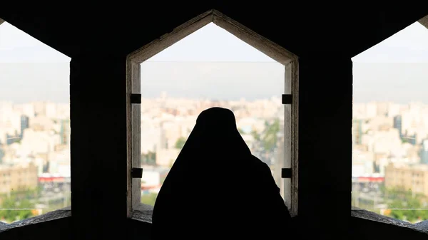 Wanita Iran yang melihat keluar dari jendela Menara Azadi menghadap pemandangan kota Iran di alun-alun Azadi di ibukota Iran Teheran — Stok Foto