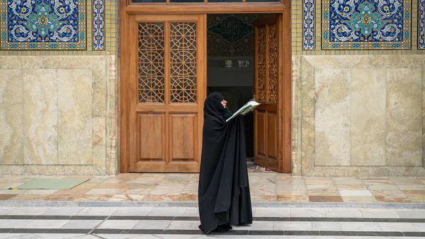 Azonosítatlan iráni vallásos nő imádkozik Fatima Masumeh szentélyében Qomban, Iránban. — Stock Fotó
