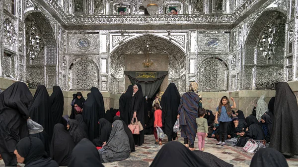Iráni nők imádkoznak Fatima Masumeh szentélyében Qomban, Iránban. — Stock Fotó