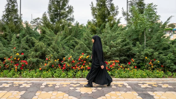 Iráni férfi sétál az utcán Qom szent városában, Iránban. — Stock Fotó