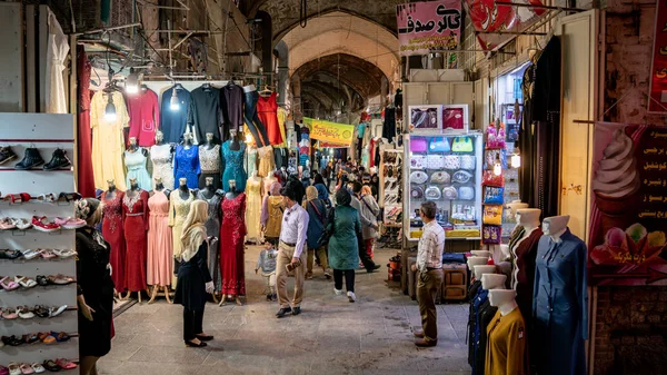 Toeristen en lokale bevolking winkelen in Bazar Bozorg, ook bekend als de Grand Bazaar, Isfahan, Iran — Stockfoto