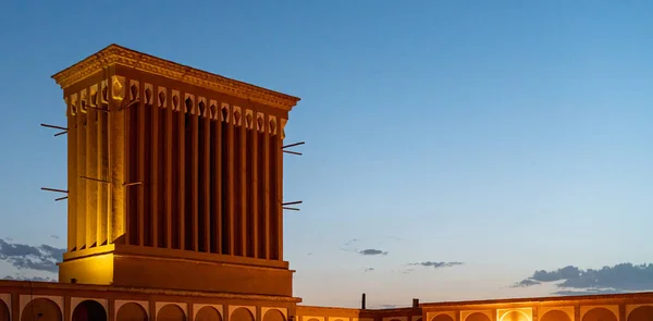 Un badgir, la captura de viento torre en Yazd durante la noche después de la puesta del sol, Yazd, Irán . — Foto de Stock