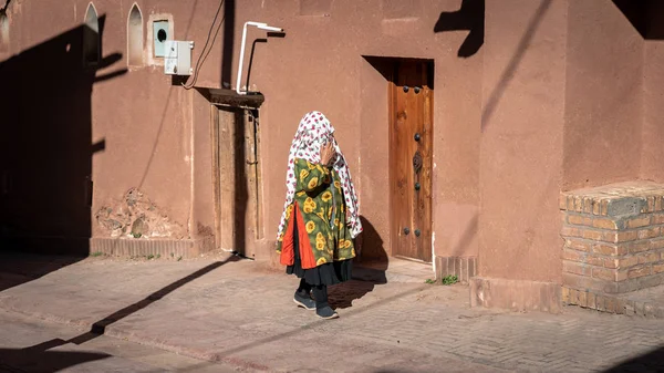 Неопознанная женщина в традиционной персидской одежде ходит в Абьяхене, Иран — стоковое фото