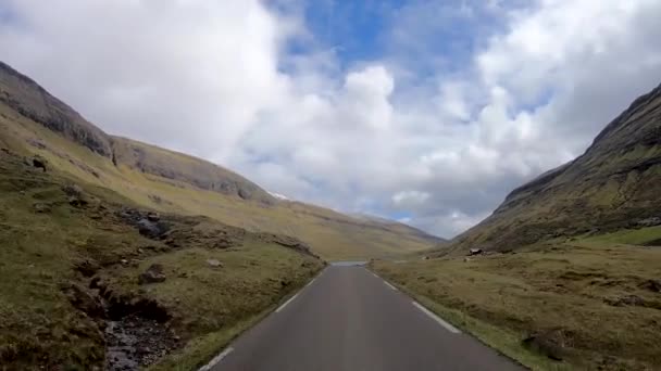 Auto jezdit video s přední kamerou v zatažené dramatické krajině Faerských ostrovů. Charakter Faerských ostrovů v severním Atlantiku