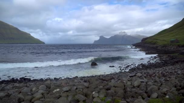 Dramatische Landschap Faeröer Met Golven Die Kust Raken Natuur Van — Stockvideo