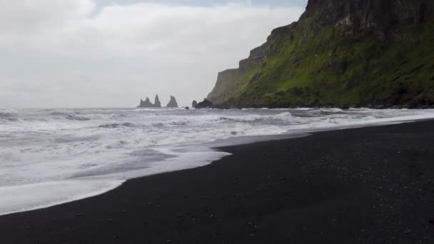 Playa Arena Negra Reynisfjara Con Olas Golpeando Orilla Costa Sur — Vídeos de Stock