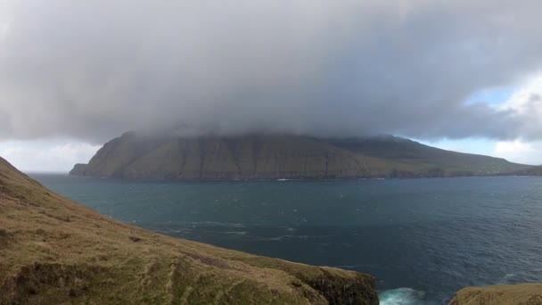 Pemandangan Dramatis Pemandangan Kepulauan Faroe Dengan Gelombang Menghantam Pantai Sifat — Stok Video