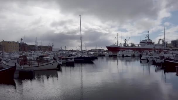 Torshavn Wyspy Owcze Sierpień 2019 Łodzie Rybackie Porcie Torshavn Wyspach — Wideo stockowe