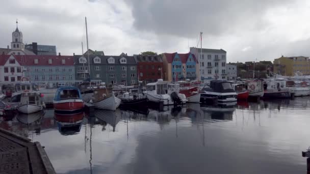 Torshavn Färöarna Augusti 2019 Fiskebåtar Torshavns Småbåtshamn Färöarna — Stockvideo