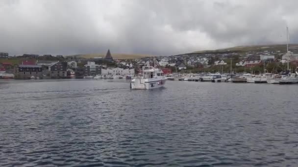 Torshavn Islas Feroe Agosto 2019 Barco Navegando Hacia Puerto Deportivo — Vídeo de stock