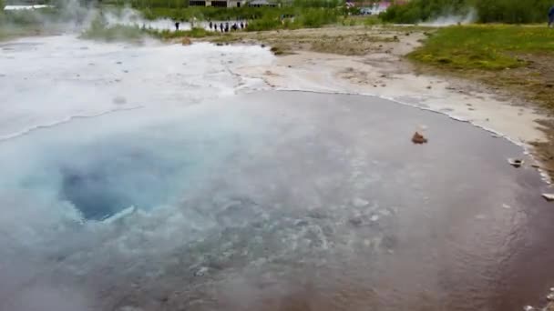 Strokkur Islanda Agosto 2019 Paesaggio Geotermico Strokkur Islanda Con Acqua — Video Stock