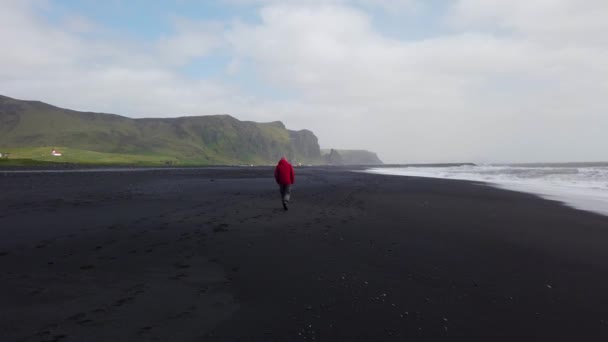 Vik Islandia Agosto 2019 Hombre Caminando Playa Arena Negra Reynisfjara — Vídeo de stock