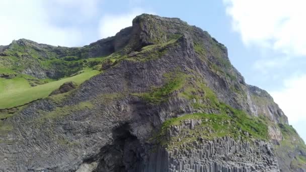 Vik Island Augusti 2019 Oidentifierade Turister Besöker Reynisfjaras Svarta Sandstrand — Stockvideo