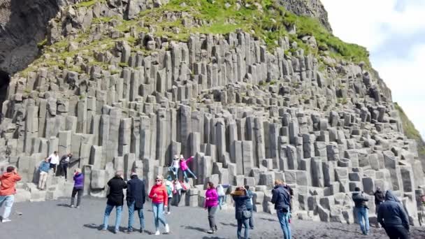 Vik Islandia Sierpień 2019 Niezidentyfikowani Turyści Odwiedzają Czarną Piaszczystą Plażę — Wideo stockowe