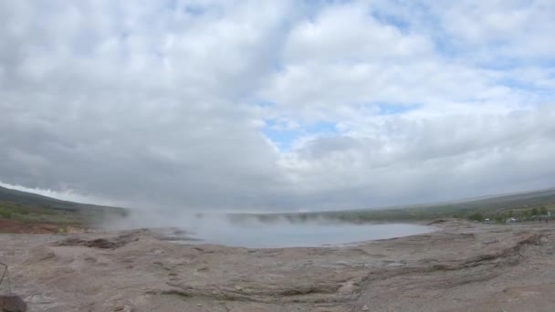 Strokkur Geothermisch Landschap Ijsland Met Warm Water Rook Strokkur Ijsland — Stockvideo