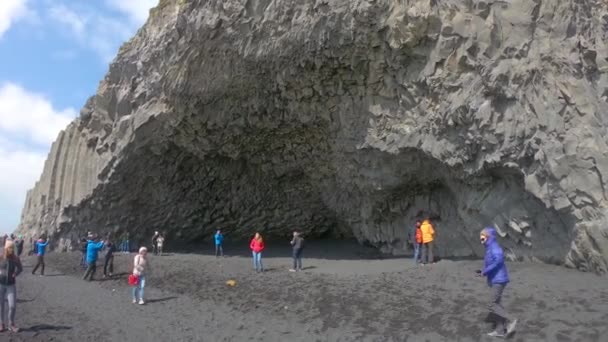 Vik Islandia Sierpień 2019 Niezidentyfikowani Turyści Odwiedzają Czarną Piaszczystą Plażę — Wideo stockowe