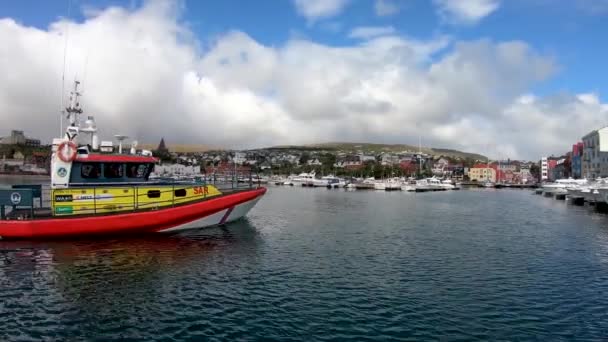 Torshavn Islas Feroe Agosto 2019 Barco Navegando Hacia Puerto Deportivo — Vídeo de stock