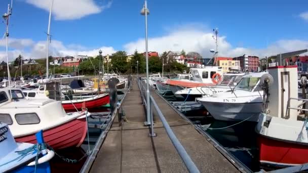 Torshavn Wyspy Owcze Sierpień 2019 Łodzie Rybackie Porcie Torshavn Wyspach — Wideo stockowe