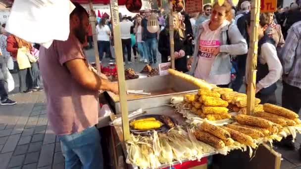 Istanbul Turecko Říjen 2019 Vozík Pouličními Potravinami Prodávající Vařené Kukuřice — Stock video