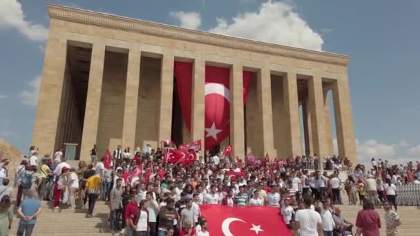 土耳其安卡拉 2019年8月 人们在土耳其领导人阿塔图尔克的坟墓中参观Anitkabir陵墓 传达爱与尊重 — 图库视频影像
