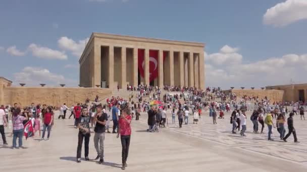 土耳其安卡拉 2019年8月 人们在土耳其领导人阿塔图尔克的坟墓中参观Anitkabir陵墓 传达爱与尊重 — 图库视频影像
