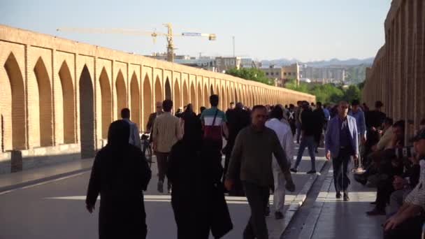 伊斯法罕 Isfahan Iran 2019年5月 伊朗人民居住在Siosepol或33拱桥上 伊斯法罕最古老的桥梁之一 — 图库视频影像