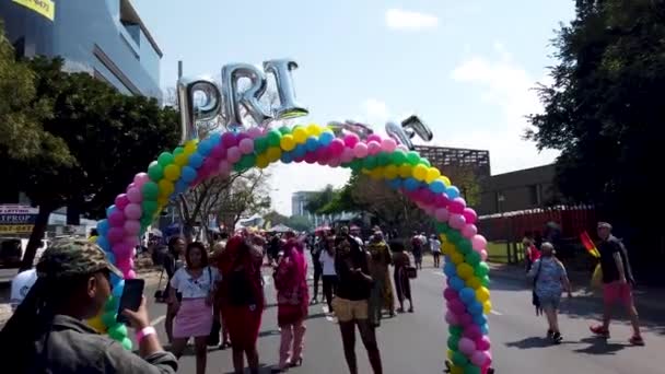 2019年10月 南非约翰内斯堡 一群人在同性恋骄傲大游行的骄傲拱门下自拍和拍照 — 图库视频影像