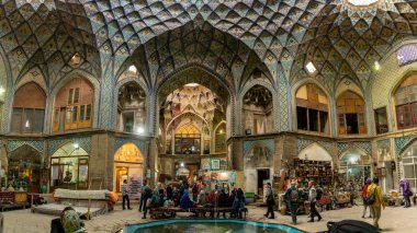 İran 'ın Kashan kentindeki Aminoddole Caravanserai' de dinlenen bir grup turist